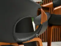Kubełkowe krzesło ze skóry ekologicznej KORA ORZECH CZARNY - oryginalny kształt