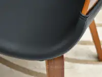 Kubełkowe krzesło ze skóry ekologicznej KORA ORZECH CZARNY - czarna ekoskóra