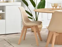 Krzesło kuchenne na drewnianych nogach LUIS WOOD BEŻ - BUK - w aranżacji ze stołem OTTAWA