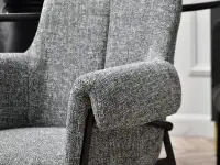 Szare krzesło tapicerowane MATIAS - CZARNE NOGI - krzesło z designerskimi podłokietnikami