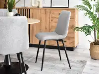 Krzesło tapicerowane kuchenne MEGAN SZARE - CZARNE NOGI - bok krzesła bez podłokietników w aranżacji