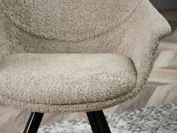 Beżowe krzesło tapicerowane tkaniną boucle