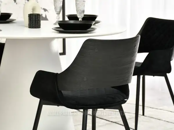 Krzesło welurowe ze stylowym detalem