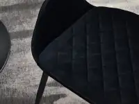 Krzesło z czarnym welurem MORGAN DREWNO DĄB - pikowany welur
