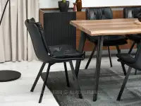 Krzesło CZARNE EKOSKÓRA PUNTI na metalowej podstawie - wyjątkowa bryła