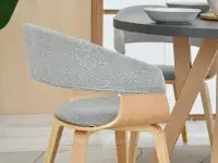 Modne szare krzesło boucle ROBIN PODSTAWA - DĄB - drewniane krzesło boucle