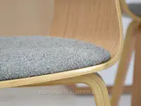 Modne szare krzesło boucle ROBIN PODSTAWA - DĄB - tkanina boucle
