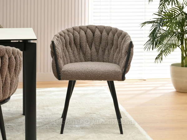 Czarne nóżki, brązowa tkanina bocule: wyjątkowy design krzesła