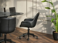 Loftowy fotel biurowy OMAR CZARNY z przeszywanej skóry - elegancka forma