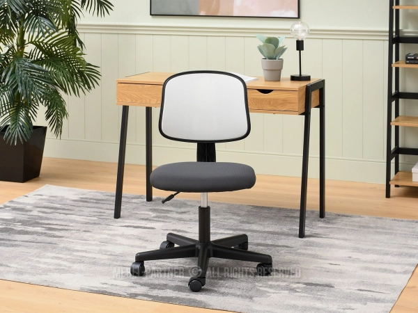 Ergonomiczny fotel biurowy obrotowy o niewielkim rozmiarze