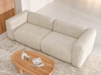 Sofa do salony trzyosobowa BIANCO BEŻOWA - w aranżacji ze stolikiem ALPIN