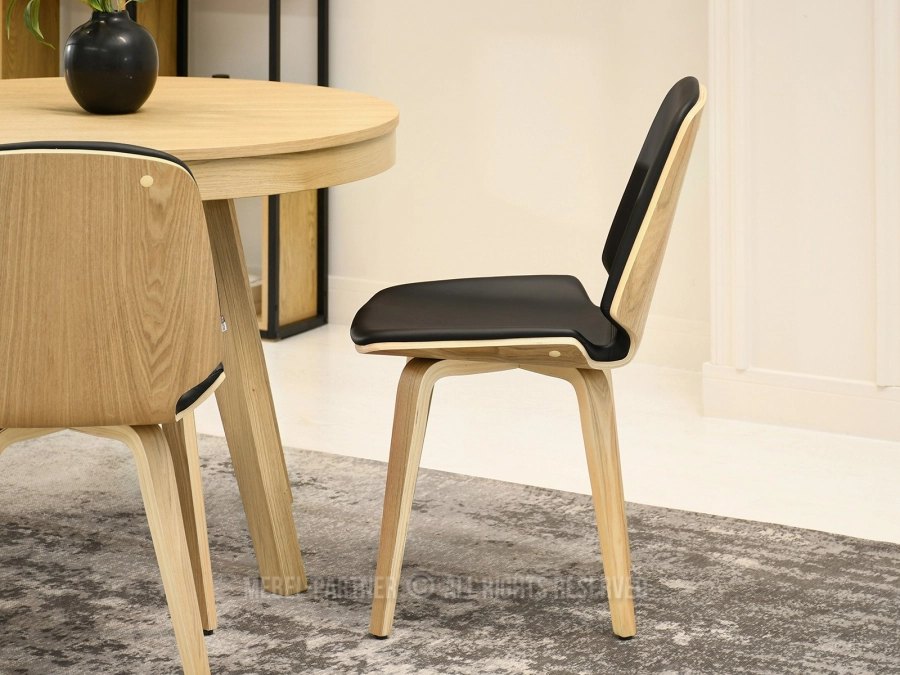 Czarne krzesło z drewna giętego - design, który harmonijnie łączy nowoczesność z naturą