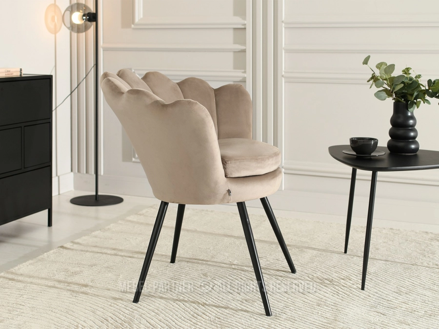 Designerski fotel do salonu jako centralny element aranżacji wnętrza