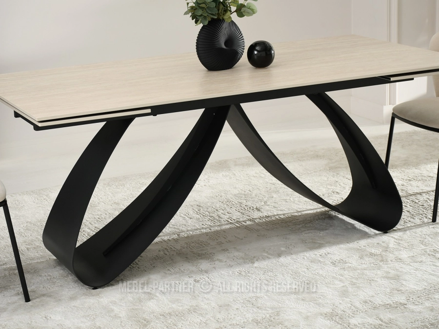 Nowoczesny stół z ceramicznym blatem łączy trwałość z eleganckim wyglądem