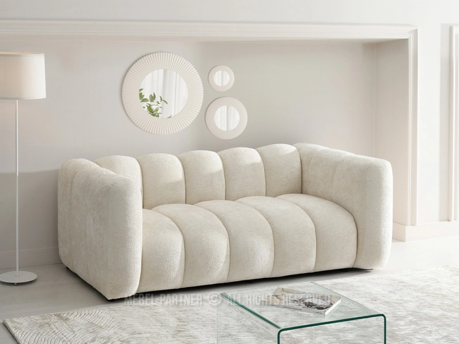 Kremowa sofa o obłych kształtach – komfortowy i stylowy mebel