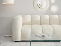 Obła sofa KREMOWA do salonu OLIA - w aranżacji ze stolikiem JASPIS S