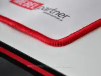 Profesjonalna nakładka na biurko HEXA 85x60 cm BIAŁY - czerwone obrzeża podkładki