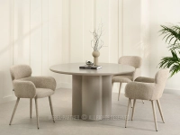 Przytulne krzesło w stylu soft minimalism KALEO BEŻOWY MELANŻ - w aranżacji ze stołem OLMO