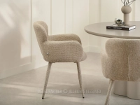 Przytulne krzesło w stylu soft minimalism KALEO BEŻOWY MELANŻ - w aranżacji ze stołem OLMO