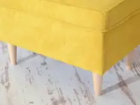 Pufa w nowoczesnym stylu do salonu MALMO żółta - bukowa podstawa