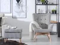 Designerska pufa z pikowanym siedziskiem MALMO pepitka-buk - w aranżacji z fotelem MALMO