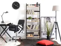 Regał drabina w stylu skandynawskim TOWER czarny- sonoma - w aranżacji z biurkiem DESIGNO oraz fotelem LOMAX