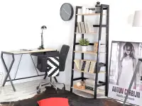 Regał drabina w stylu skandynawskim TOWER czarny- sonoma - w aranżacji z biurkiem DESIGNO oraz fotelem LOMAX