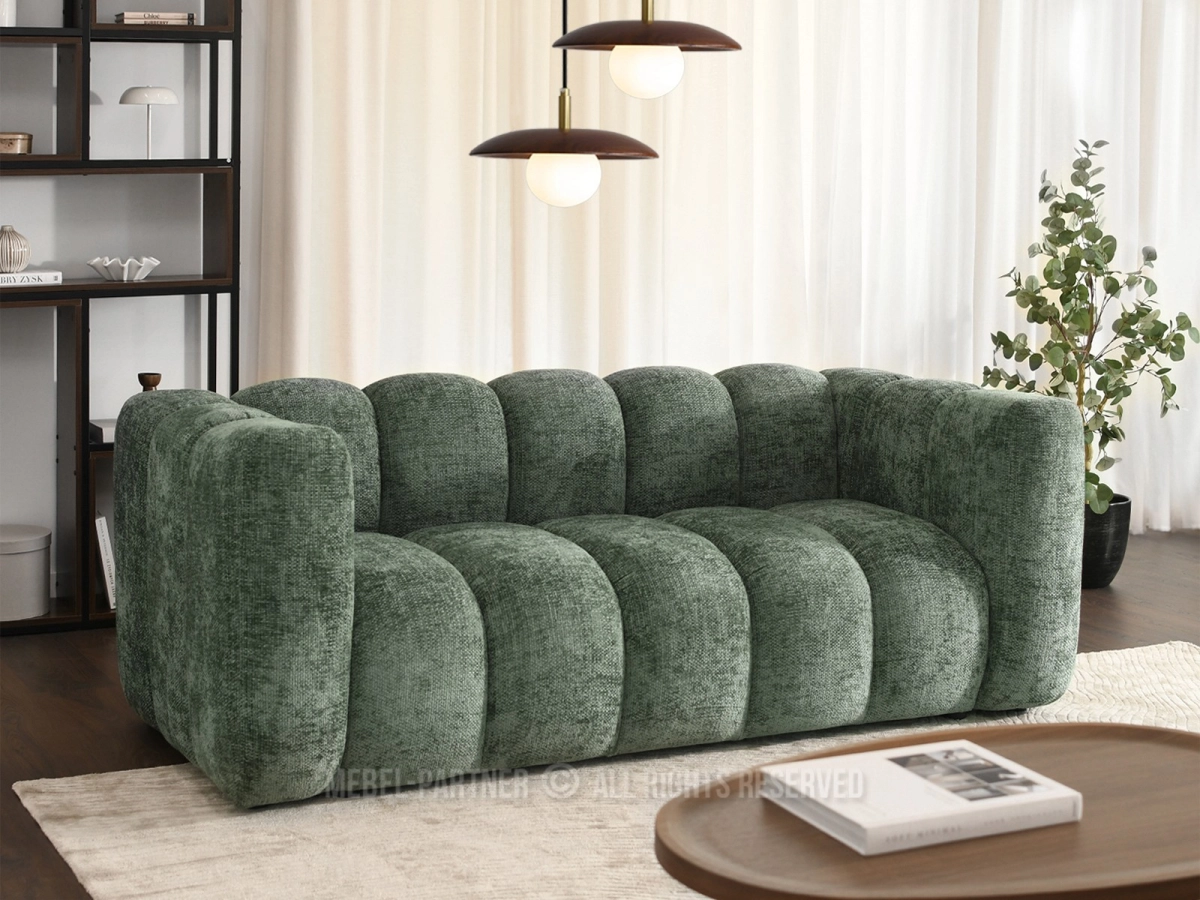 Sofa dwuosobowa ZIELONA z dekoracyjnymi przeszyciami OLIA 2 - w aranżacji ze stolikiem ALIPIN
