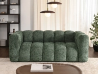 Sofa dwuosobowa ZIELONA z dekoracyjnymi przeszyciami OLIA 2 - w aranżacji ze stolikiem ALIPIN