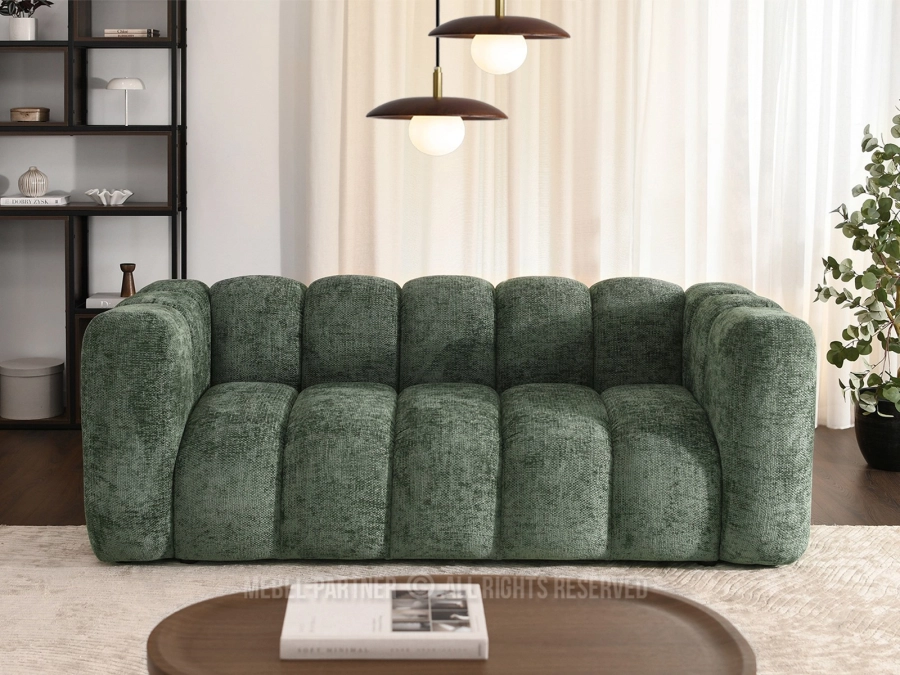 Dwuosobowa sofa z ozdobnymi przeszyciami
