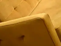 Rozkładana kanapa pikowana AURA MUSZTARDOWA - praktyczny podłokietnik