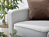 Skandynawska sofa BERGEN rozkładana na drewnianych nóżkach - charakterystyczne detale