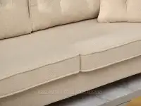 Beżowa sofa boucle rozkładana BLINK - BUKOWA NOGA - charakterystyczne detale