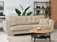 Beżowa sofa boucle rozkładana BLINK - BUKOWA NOGA - w aranżacji ze stolikiem RENNE XL, regałem LINAS oraz biurkiem LAURI
