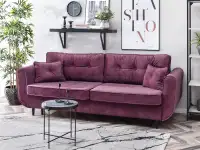 Sofa rozkładana BLINK WRZOSOWA z poduchami do salonu - w aranżacji z regałem OTTO i stolikiem IBIA S