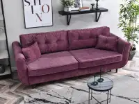 Sofa rozkładana BLINK WRZOSOWA z poduchami do salonu -w aranżacji z regałem OTTO i stolikiem IBIA S