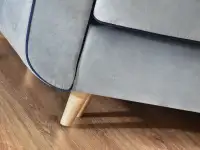 Kanapa BLINK z guzikami lamówką na drewnie - drewniane nogi