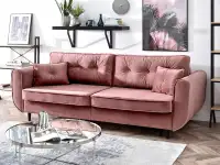 Sofa glamour BLINK PUDROWY RÓŻ z weluru rozkładana - w aranżacji z regałami AXEL i stolikiem IBIA