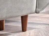 Designerska kanapa BLINK MORSKA pikowana z poduchami - drewniane nogi