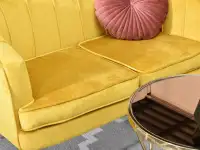 Mała kanapa ESTEL ŻÓŁTA z weluru na ZŁOTEJ NODZE - miękkie siedzisko