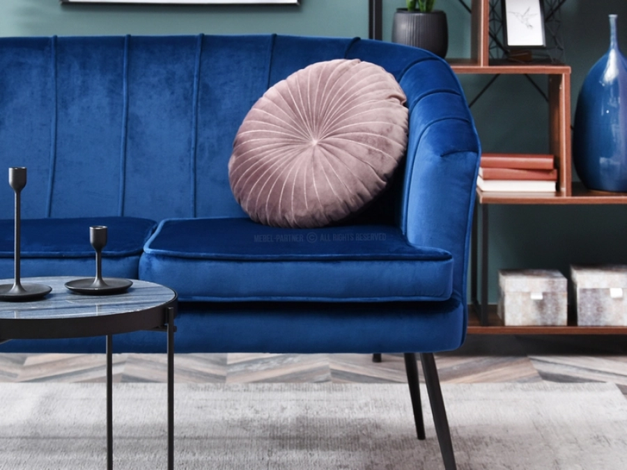 Mała sofa welurowa ESTEL GRANATOWA NA CZARNYCH NOŻKACH - stylowe oparcie