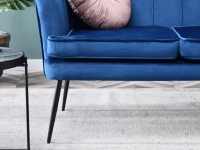 Mała sofa welurowa ESTEL GRANATOWA NA CZARNYCH NOŻKACH - stabilna podstawa