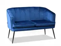 Mała sofa welurowa ESTEL GRANATOWA NA CZARNYCH NOŻKACH