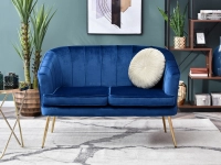 Sofa glamour ESTEL GRANATOWA NA ZŁOTYCH NOGACH z weluru - w aranżacji z ławą AMIN