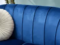 Sofa glamour ESTEL GRANATOWA NA ZŁOTYCH NOGACH z weluru - pionowe przeszycia w oparciu