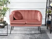 Designerska sofa ławka ESTEL PUDROWA NA CZARNYCH NOGACH - w aranżacji z regałem JENS i solikiem NATAL