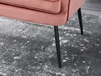 Designerska sofa ławka ESTEL PUDROWA NA CZARNYCH NOGACH - smukłe nóżki