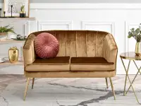 Dwuosobowa sofa glamour ESTEL ZŁOTA tapicerowana welurem - w aranżacji z regałem AXEL i stolikiem AMIN