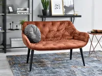 Designerska sofa aksamitna IDIL MIEDZIANA z pikowaniem - w aranżacji z regałami OTTO i stolikiem AMIN