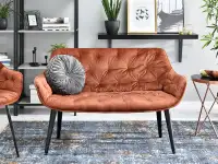 Designerska sofa aksamitna IDIL MIEDZIANA z pikowaniem - w aranzacji z regałami OTTO